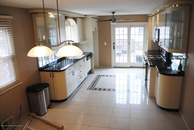 SPACIOUS DINING/SLIDERS TO DECK&YARD