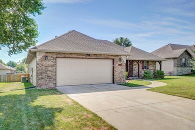302 N Leeann Dr-3