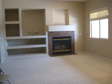 Great Rm w/Gas Log Fireplace