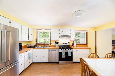 17 Tamworth Ln, MerriMacK, NH 03054 - photo 2