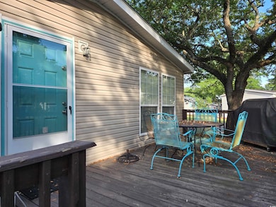 Deck with outdoor dining area