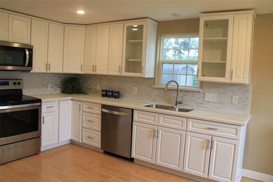 311 N Lee St, Alvin, TX 77511 - photo 3