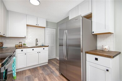 744 Robinhood Dr, Aurora, OH 44202 - photo 5