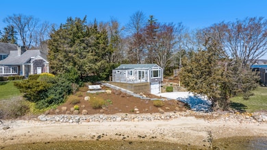Waterfront Cottage on Lagoon Pond