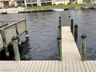 This 2 bedroom/2 bath first floor condo comes with