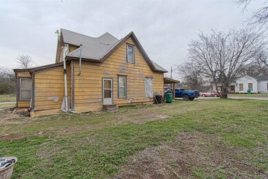 805 Buck St, Gainesville, TX 76240 - photo 2