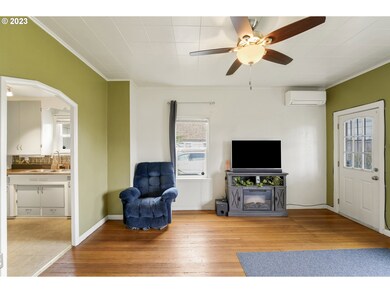 Living Room/Entrance