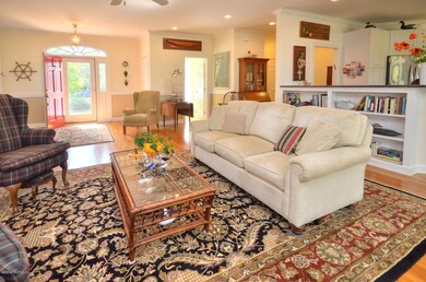 2820 Marsh Point Ln SE-large-006-7-Livin