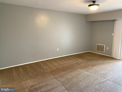 805 Henri Ct unit 805, Burlington, NJ 08016 - photo 4