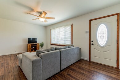 916 E Daggy St, Tuscola, IL 61953 - photo 3