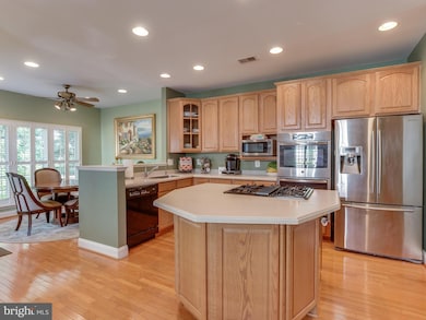 9978 Cyrandall Dr, Oakton, VA 22124 - photo 2