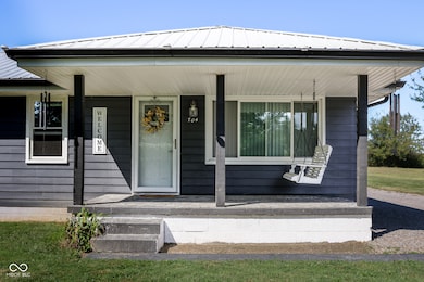 704 Della Rd, Columbus, IN 47203 - photo 3