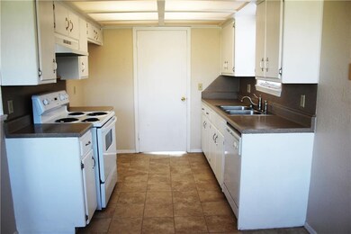 1513 NE 6th St, Moore, OK 73160 - photo 6