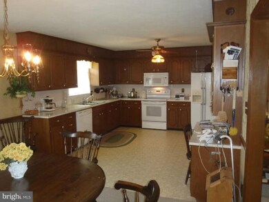 2920 Roosevelt Dr, Chambersburg, PA 17201 - photo 7