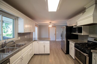 127 Angie Dr, Cedar Falls, IA 50613 - photo 6