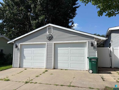 6404 W Nuthatch Place, Sioux Falls, SD 57107 - photo 2