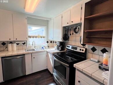 712 E 8th St, Newberg, OR 97132 - photo 4