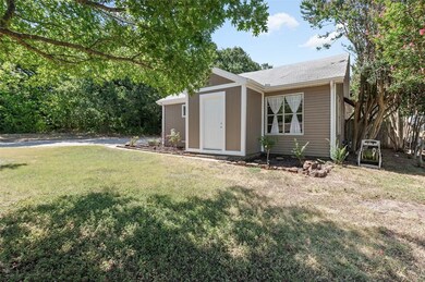 1301 Lindsey St, Denton, TX 76205 - photo 4