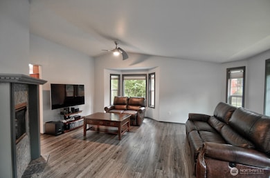 Good sized living room for entertaining