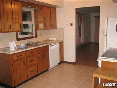Great kitchen, new dishwasher, new ceramic floor