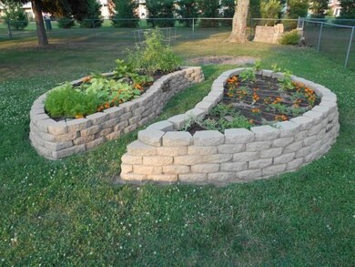 Raised garden/flower bed