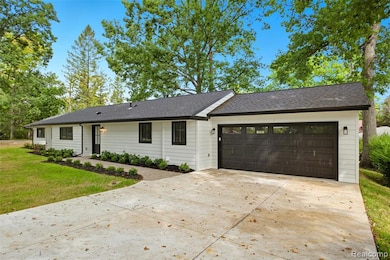 5190 Westcombe Ln, West Bloomfield, MI 48324 - photo 2