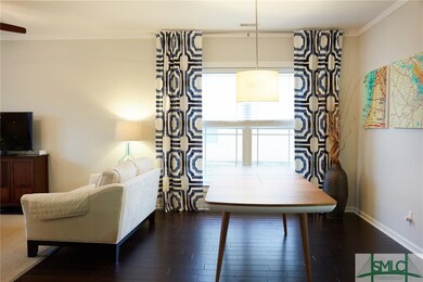 DINING ROOM:Ceiling light (zwave switch) and Smart