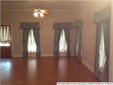 Living room wiith lots of windows