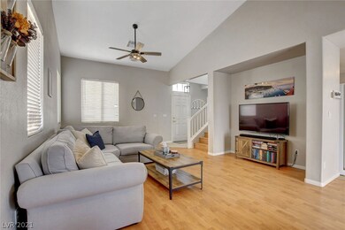 Median Niche, Laminate Flooring & Vaulted Ceiling