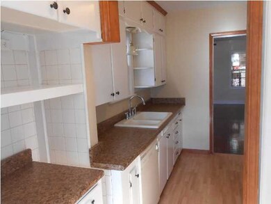 Very nice updated kitchen.