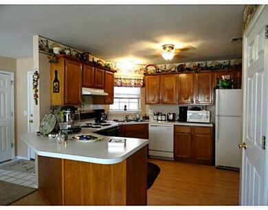 Kitchen. Spacious kitchen - electric range, refrig