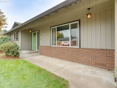 914 NE 26th St, McMinnville, OR 97128 - photo 2