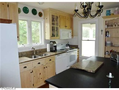 Kitchen - Kitchen with breakfast area opens to gre