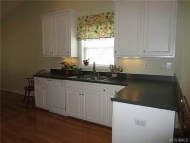 Eat-in kitchen, 42