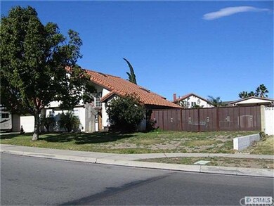 Huge side yard!!