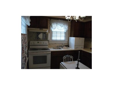 COZY EFFICIENT KITCHEN