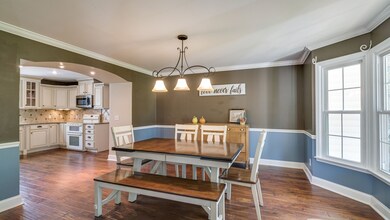 Dining room with a bay window. 