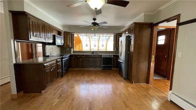 HUGE KITCHEN AREA OFFER GREAT SPACE FOR ENTERTAINI