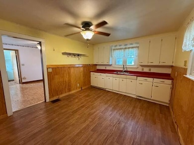 902 S 5th St, Monmouth, IL 61462 - photo 4