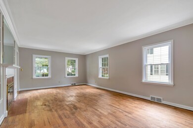 811-N-Foster-Ave-Lansing-windowstill-7
