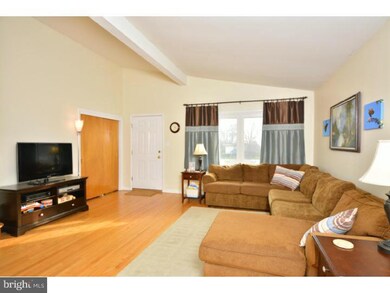 445 Lyndhurst Dr, Broomall, PA 19008 - photo 4