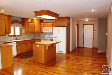 7715 SW 27th St, Topeka, KS 66614 - photo 5