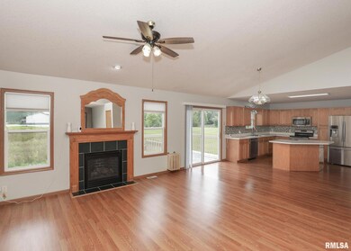 6525 Wilkes Ave, Davenport, IA 52806 - photo 5