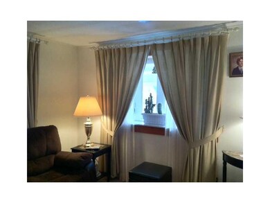 Living Room. Pretty Bay Window in the Living Room