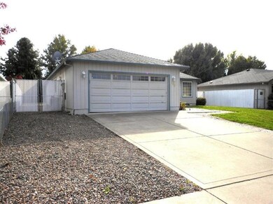 948 Hopkins Rd, Central Point, OR 97502 - photo 2