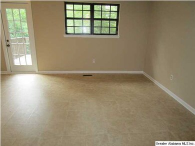 LARGE EATING AREA IN KITCHEN