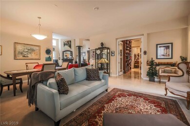 Formal entry to living room and dining room - 10'