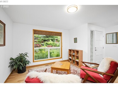 Living Room/Entrance