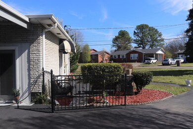 Nice sitting area with landscaped hedges