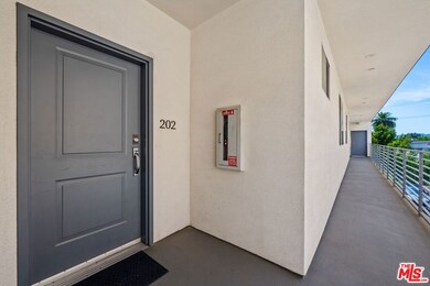 1183 Crenshaw Blvd unit 202, Los Angeles, CA 90019 - photo 5